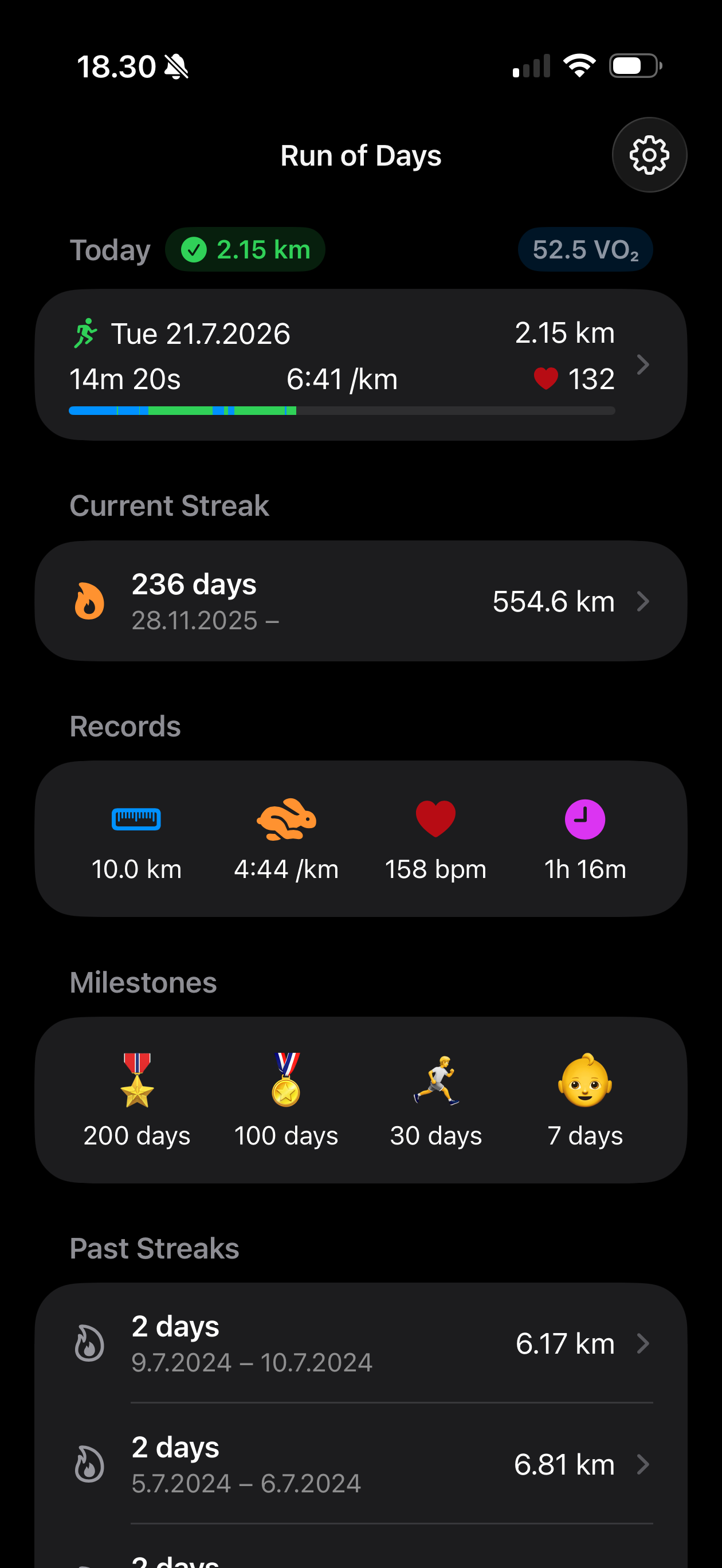 Run of Days home screen with today's run, current streak, record and milestone summaries, and past streaks